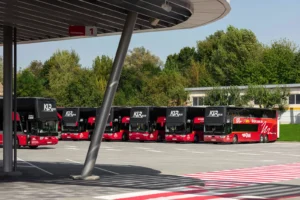 Червоні автобуси KLR рейсу Київ - Відень на платформі.