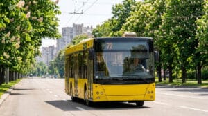 72 автобус у місті Києві на вулиці з квітучими каштанами.