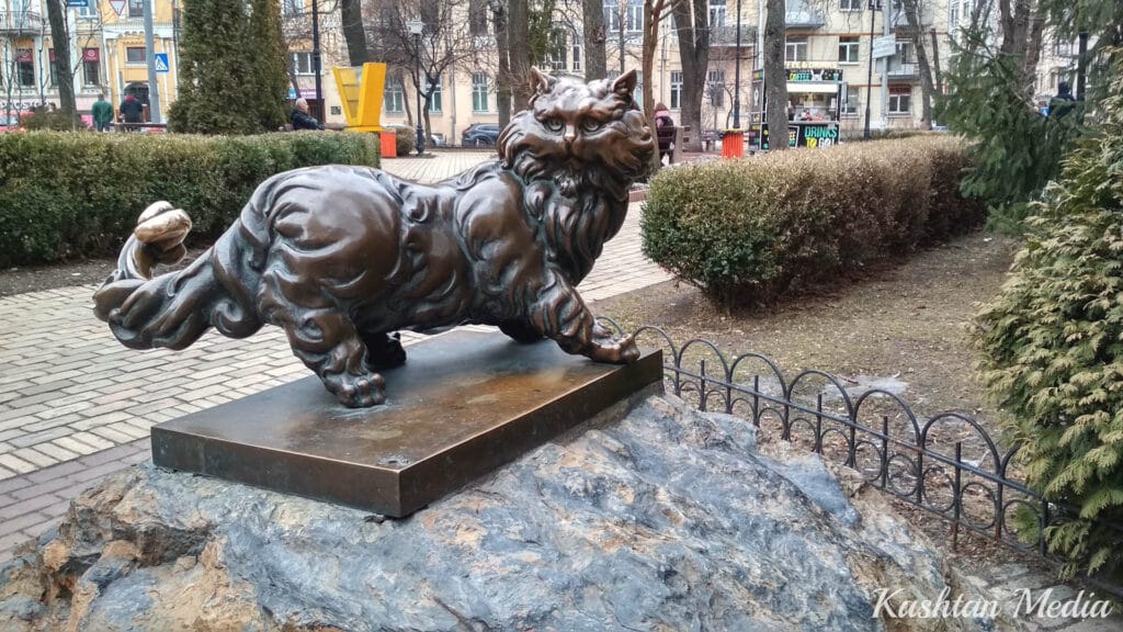 Архитектура пам'ятника кота Пантелеймона в Золотоворітському сквері в Києві.