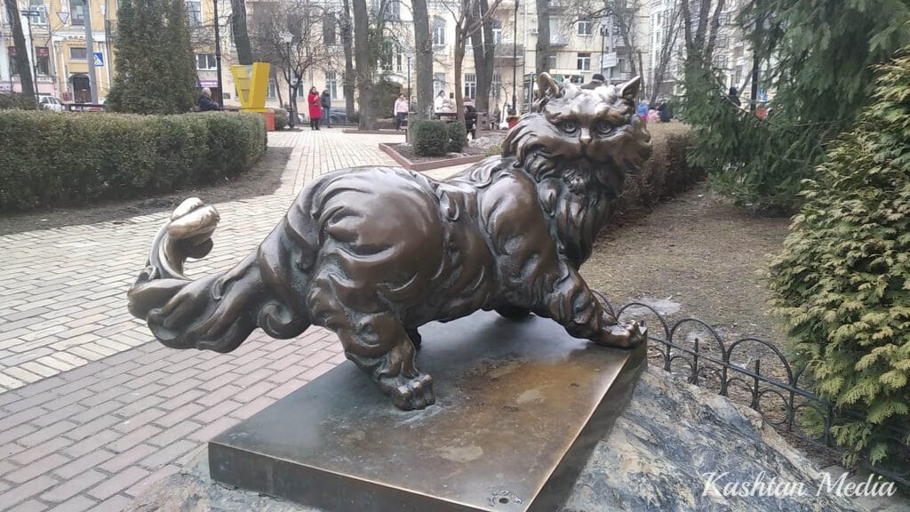 Пам'ятник коту Пантелеймону в Києві та слід від пташки на платформі.