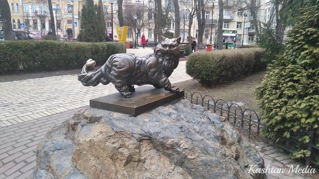 Бронзова скульптура кота в Києві.