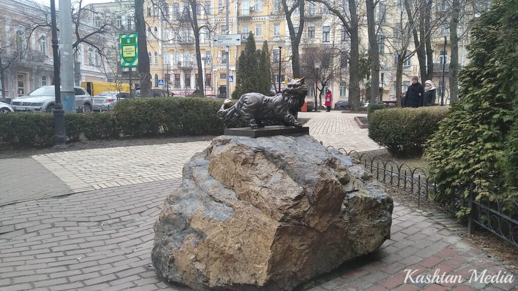 Вигляд скульптури кота в Києві.