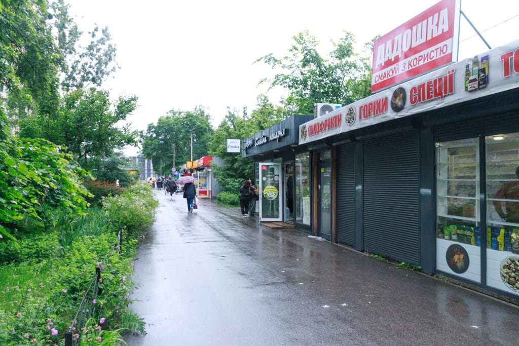 Торгівельні майданчики (МАФи) на однієї з вулиць Києва.