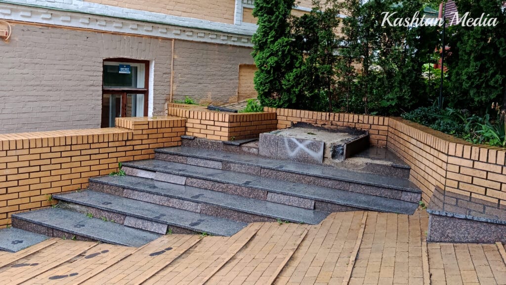Постамент від знесеного пам'ятника Михаїлу Булгакову в Києві.
