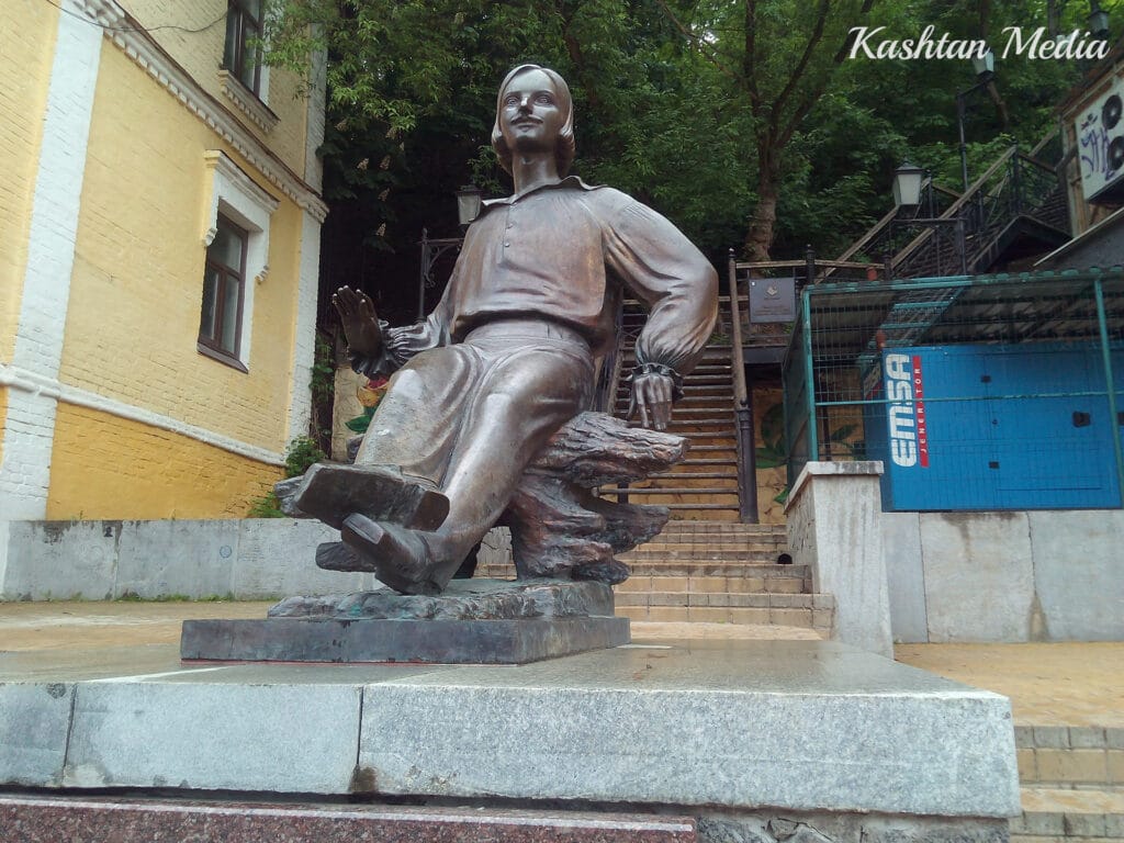 Скульптура молодого Миколи Гоголя в Києві.