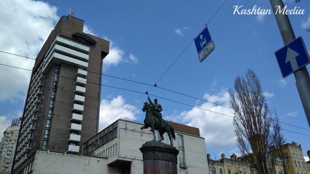 Пам'ятник Миколі Щорсу в Києві.