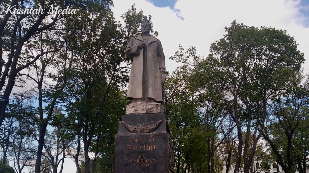 Пам'ятник Миколі Ватутіну в Києві.