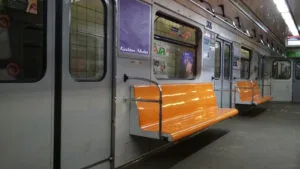 В Киевском метро объяснили, почему не могут оставлять поезда на платформах